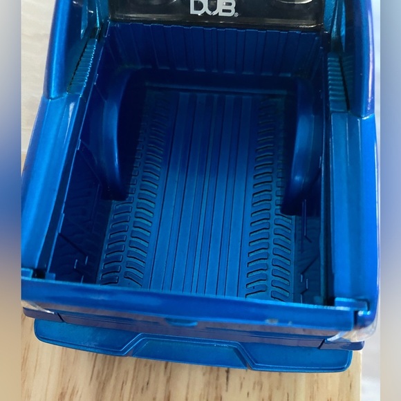 Jada Dub City 1:24 Diecast 2002 Cadillac Escalade EXT Blue Custom Lowrider Truck - Picture 12 of 14